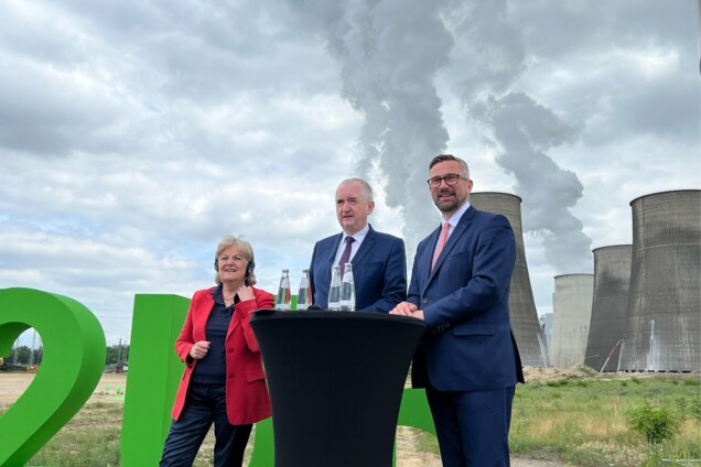 EU-Kommissarin Ferreira und die sächsischen Minister Dulig und Schmidt vor den Kühltürmen des Kraftwerks Boxberg