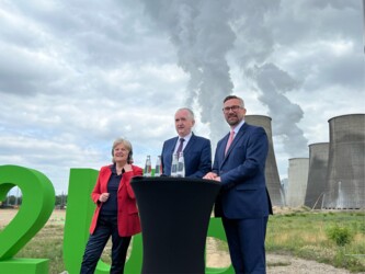 EU-Kommissarin Ferreira und die sächsischen Minister Dulig und Schmidt vor den Kühltürmen des Kraftwerks Boxberg