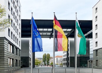 Drei Fahnen (Europa, Deutschland, Sachsen) vor dem sächsischen Ministerium