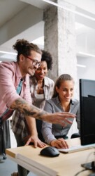 Ein Mann und zwei Frauen bei einer Besprechung am Computer