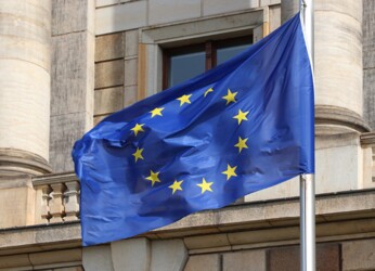 Europa-Flagge vor einem Gebäude