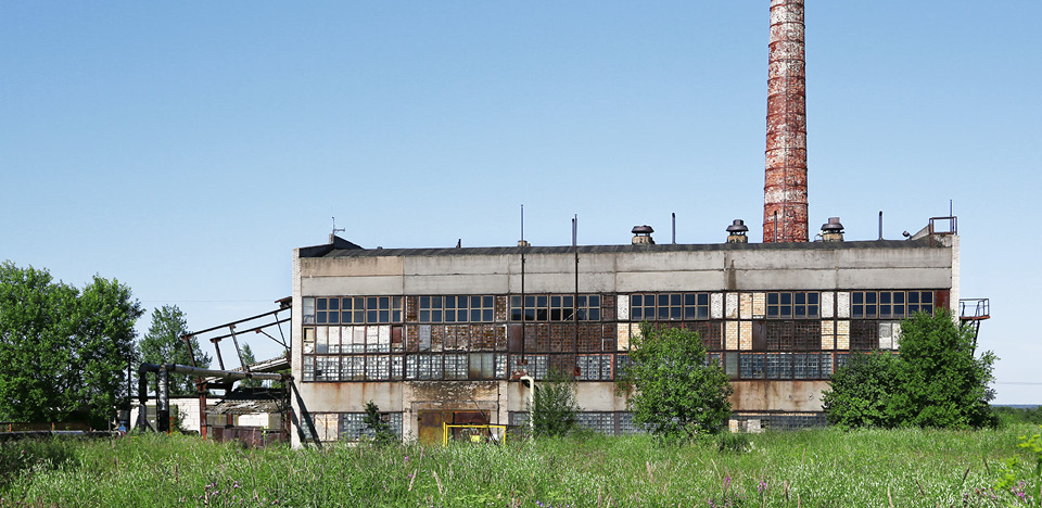 Zerfallenes Fabrikgebäude